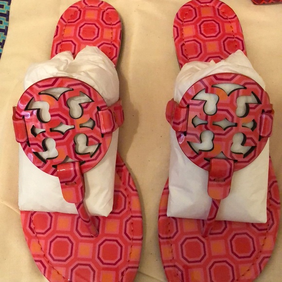 Tory Burch Shoes - 🌸Tory Burch🌸
Miller Printed Flat Thong Sandal